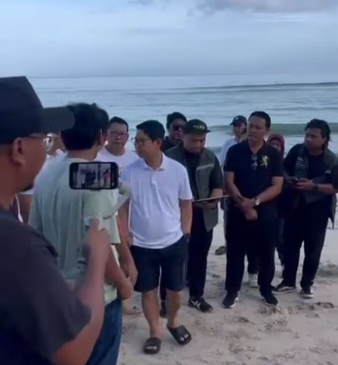 MENINJAU: Bupati Badung I Wayan Adi Arnawa saat meninjau Pantai Bingin saat Umanis Galungan, Kamis (20/11/2025).