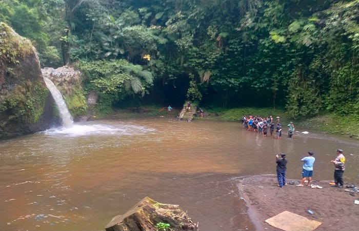 Situasi di Air Terjun Kebo Iwa, Desa Mengening, Kubutambahan, Buleleng. Petugas masih melakukan pencarian terhadap korban Gede Putra Permana yang tenggelam, akibat terseret pusaran air.