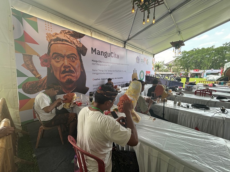 LOMBA TAPEL OGOH-OGOH: Proses pembuatan tapel para peserta lomba tapel ogoh-ogoh Mangucita di Lapangan Puspem Badung, Sabtu (22/11/2025).