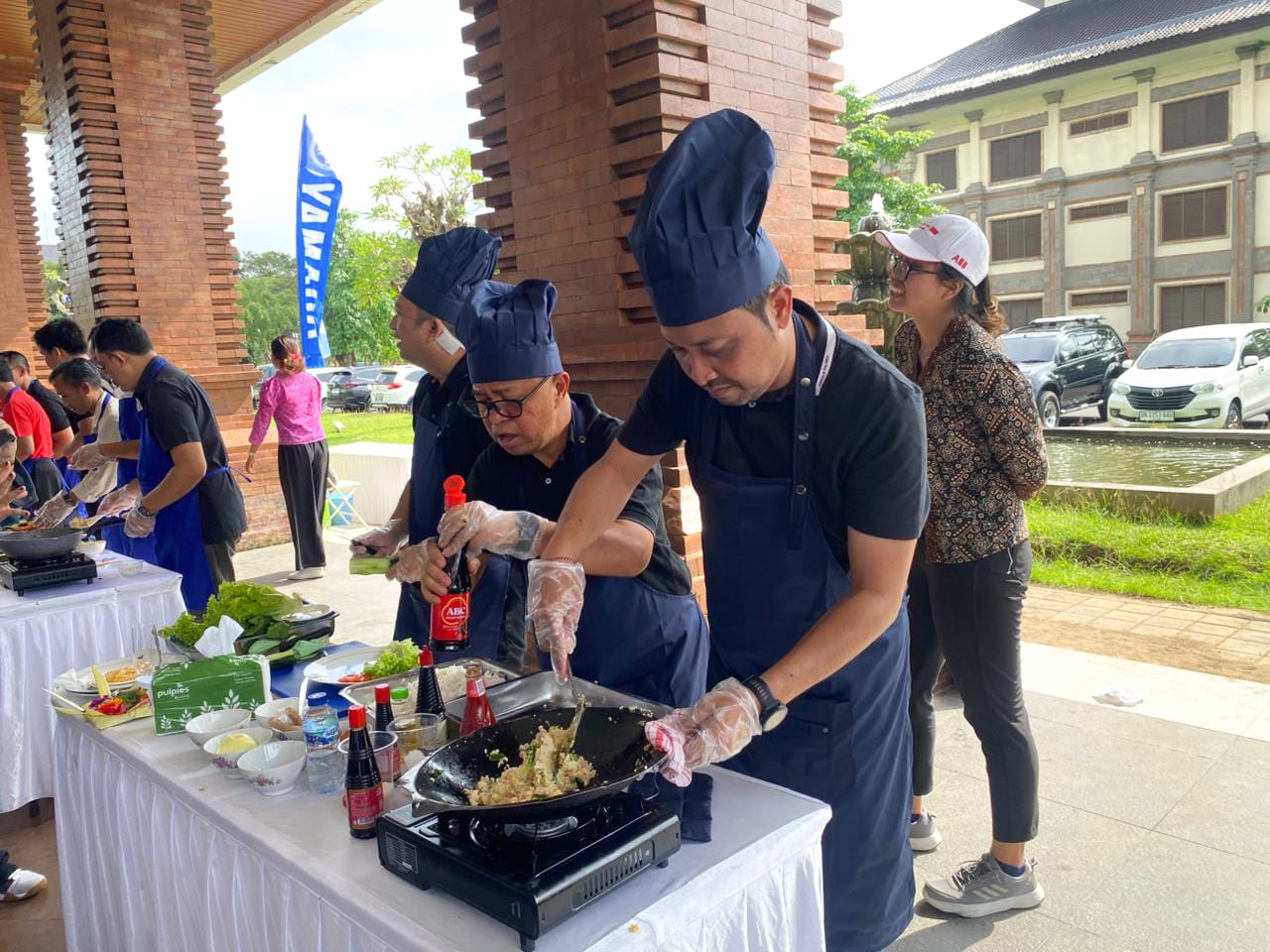 LOMBA: Salah satu peserta OPD di Pemkab Badung beraksi memasak nasi gorang.