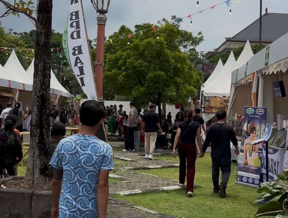 KULINER: Stand Kuliner selalu menjadi incaran dalam Pesta Rakyat Mangucita HUT Kota Mangupura di lapangan Puspem Badung.