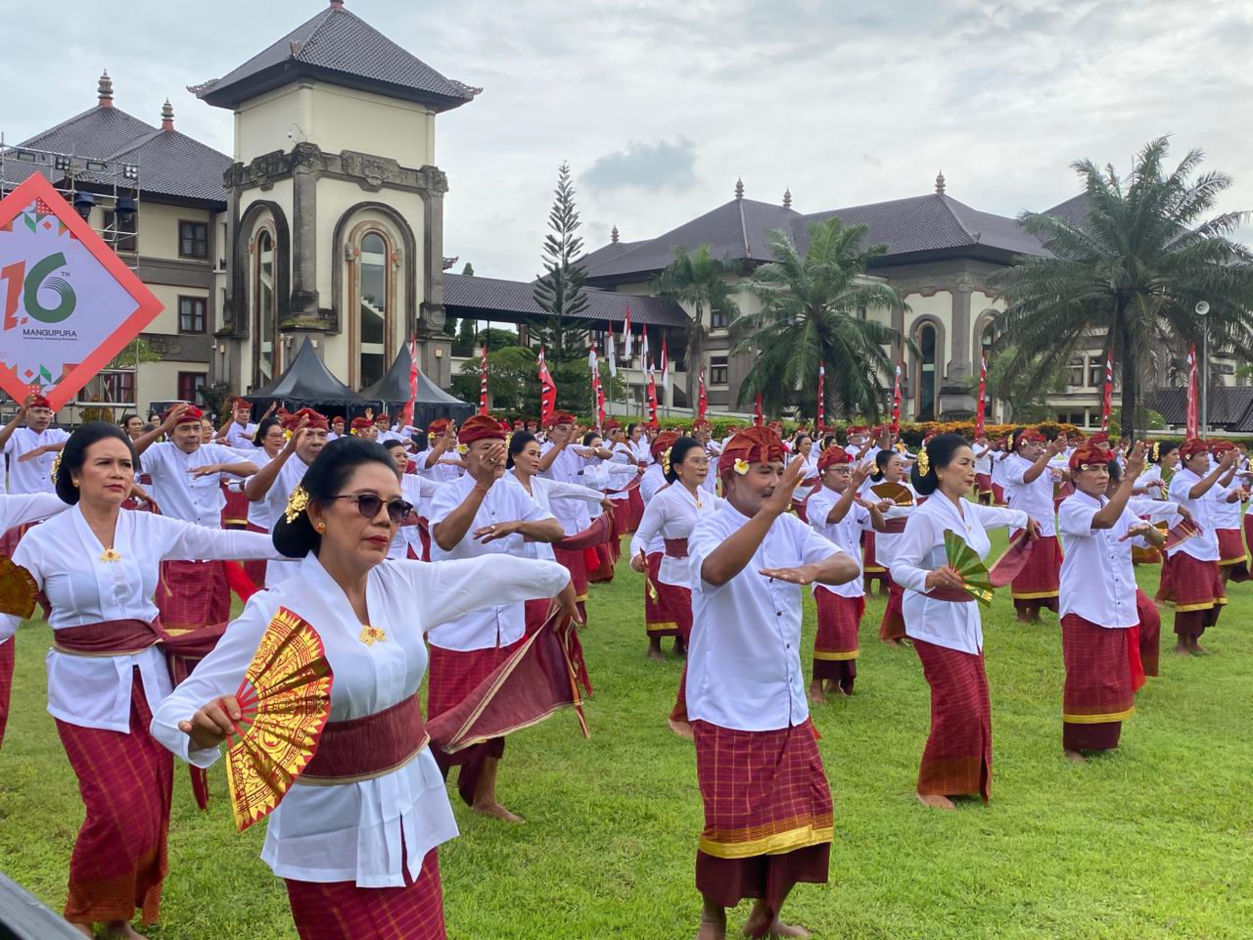 LANSIA: Penampilan Tari Janger Lansia yang diikuti 496 penari dari 62 desa dan kelurahan se-Badung di Lapangan Puspem Badung, Sabtu (22/11/2025).