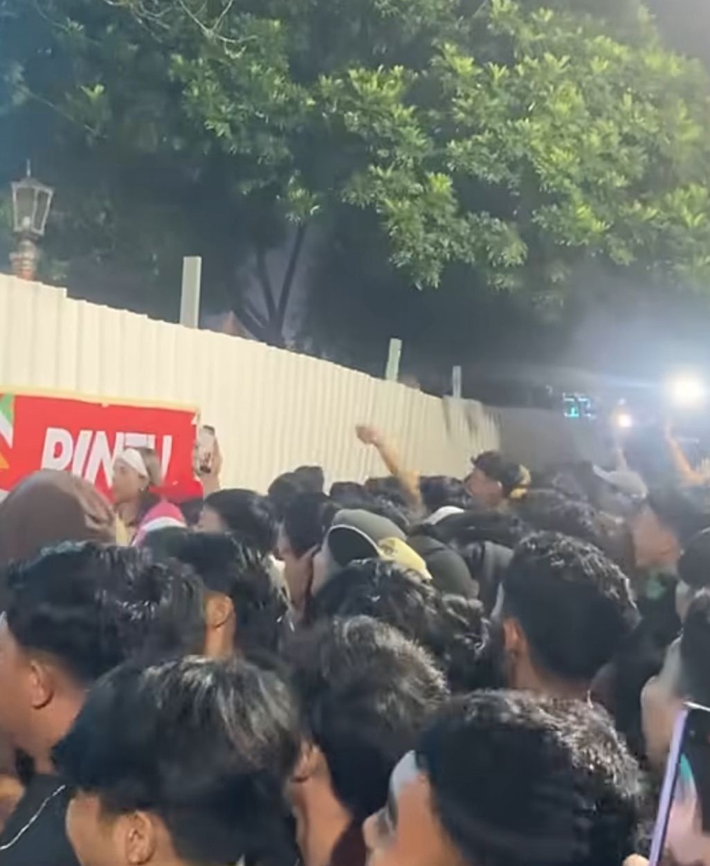 MEMBELUDAK: Penonton konser Pesta Rakyat Mangucita serangkaian HUT Kota Mangupura di Lapangan Puspem Badung membeludak.