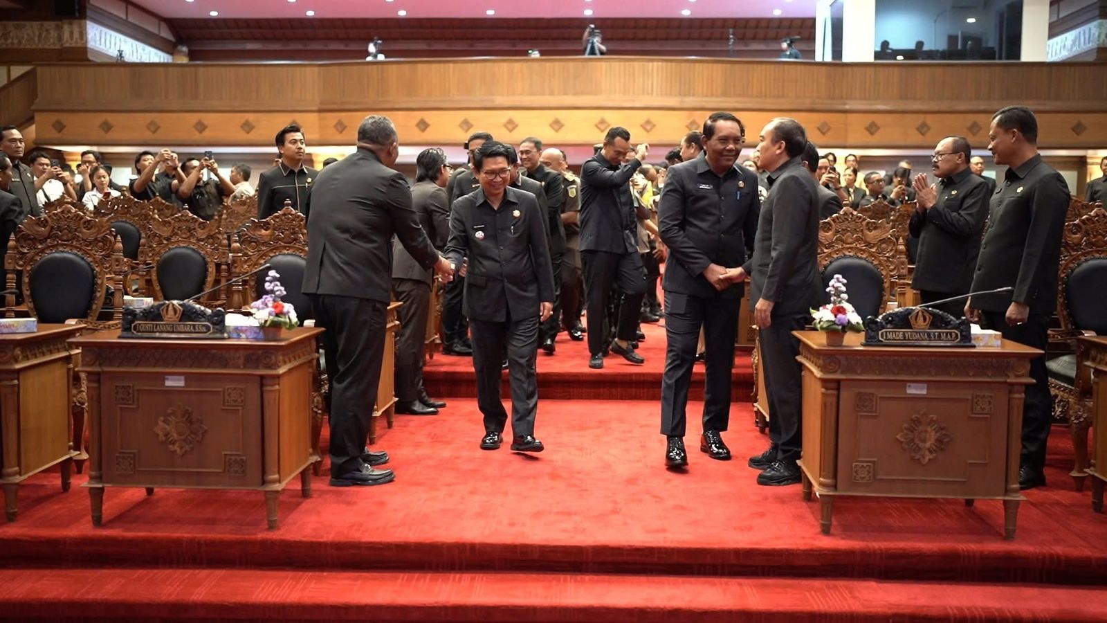 USAI PARIPURNA: Bupati Badung I Wayan Adi Arnawa didampingi Ketua DPRD Badung I Gusti Anom Gumanti usai Rapat Paripurna di gedung DPRD Badung, Senin (24/11/2025).