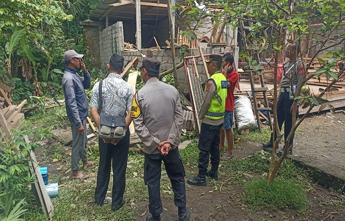 Petugas mengecek kondisi gudang tertimpa pohon tumbang hingga meteran listrik yang terkena sambaran petir.