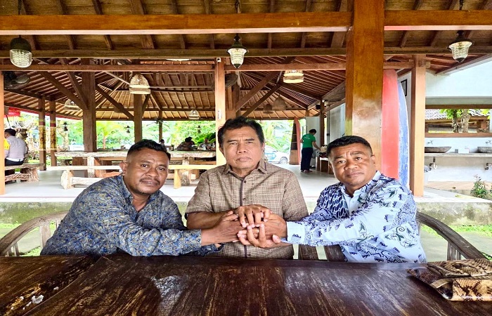 Marak kasus yang melibatkan mafia tanah di Bali, advokat senior yang juga mantan politisi PDIP, Riyanta, SH (tengah) dan Advokat Yulius Benyamin Seran (kanan) membentuk ormas Gerakan Anti Mafia Tanah.