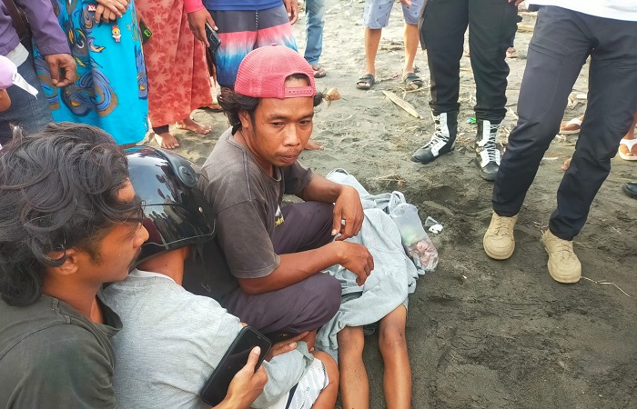Jenazah Arga Aditya Rizki, 10, sebelum dievakuasi dari Pantai Padang Galak, Denpasar Timur.