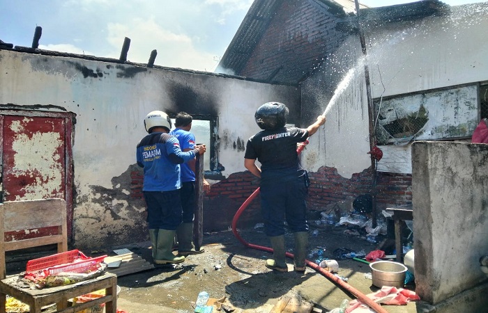 Upaya pemadaman kebakaran dapur di wilayah Kelurahan Astina, Kecamatan Buleleng. Akibatnya pemilik rumah mengalami luka bakar parah.