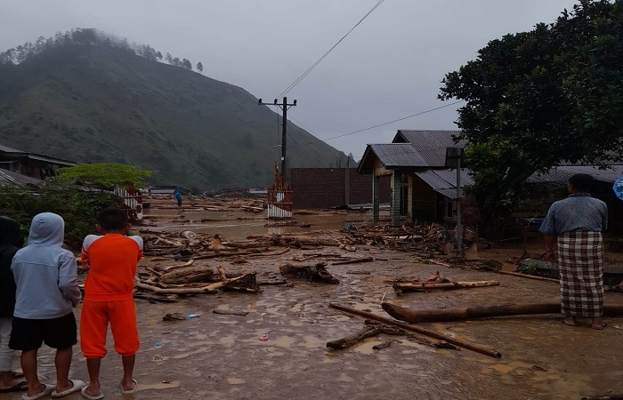 Sekitar 70 persen wilayah terdampak lainnya masih belum tersentuh akibat dari terputusnya jalur penghubung.