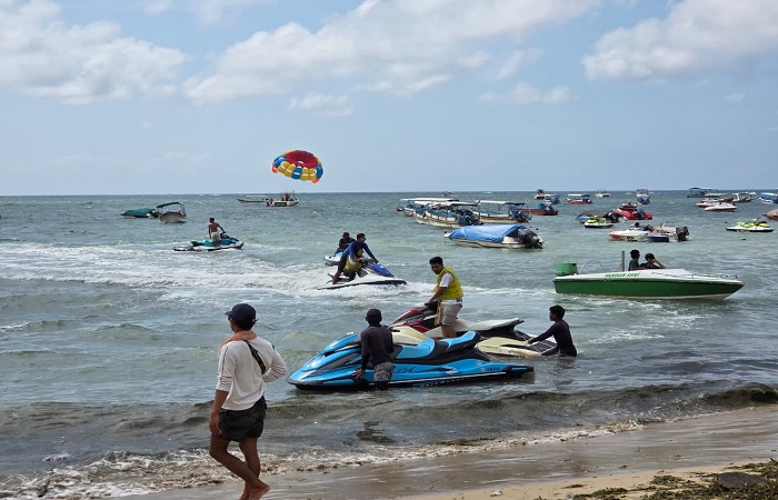 Aktivitas water sport yang melibatkan wisatawan di pantai Tanjung Benoa, Kuta Selatan. Jumlah kunjungan wisatawan mancanegara (wisman) yang datang ke pulau Bali pada bulan Oktober menurun.