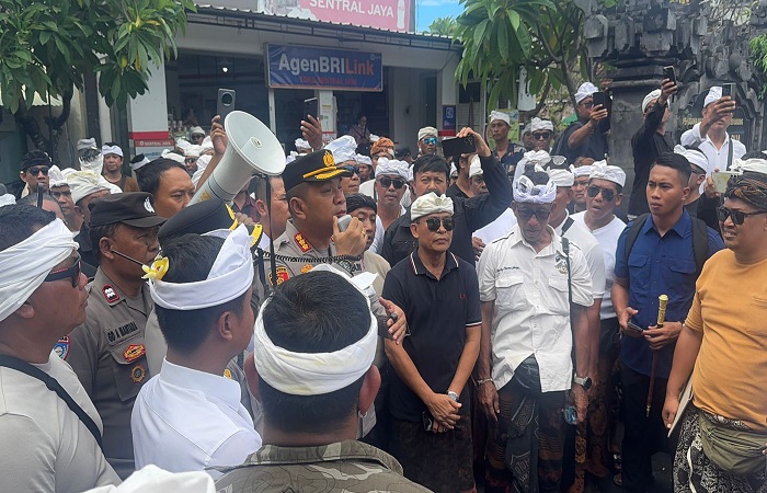 Sopir truk inisial FH, 23, berdamai dengan dua warga Jimbaran, di Polsek Kuta Selatan. Tampak, ratusan warga mendatangi Polsek setempat.