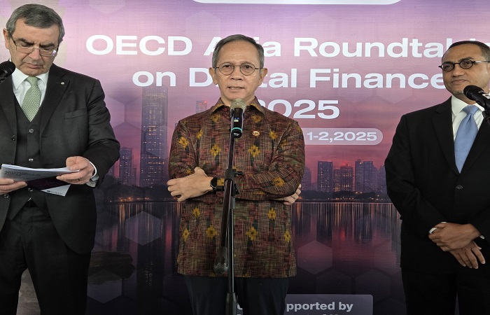 Komisioner Otoritas Jasa Keuangan (OJK), Mahendra Siregar (tengah) usai pembukaan OECD Asia Roundtable on Digital Finance 2025, di The Meru Sanur, Denpasar Selatan, Senin (1/12).
