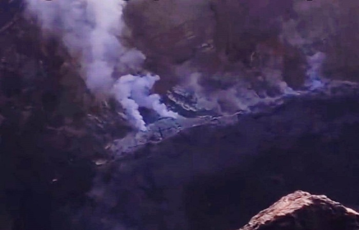 Kondisi kemunculan asap putih Gunung Agung yang terjadi akibat terjadinya peningkatan uap dari areal kawah.