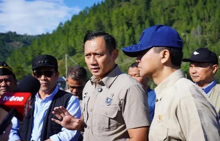 Menko AHY bersama Menteri Transmigrasi meninjau langsung lokasi terdampak banjir bandang dan menyerahkan 30 ton beras serta logistik darurat untuk Aceh Tengah.