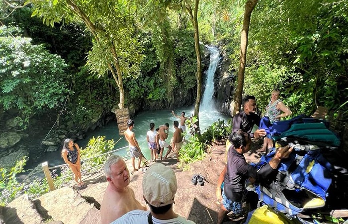 Kunjungan wisatawan ke Air Terjun Aling-Aling di Desa Sambangan, Kecamatan Sukasada. Objek wisata ini masih menjadi primadona bagi wisatawan, khususnya dari Eropa.