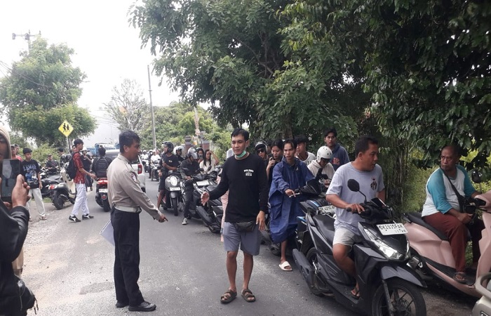 Pihak kepolisian melakukan olah TKP kawasan Jalan Goa Gong, Ungasan, Kuta Selatan, Badung, Selasa (2/12) kemarin. Dari kecelakaan itu, ayah dan dua orang anaknya tewas di TKP.