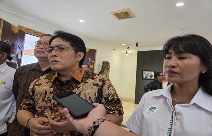 Ketua DPD Perhimpunan Usaha Taman Rekreasi Indonesia Provinsi Bali, Inda Trimafo Yudha (kanan) dan Wakil Gubernur Bali I Nyoman Giri Prasta.