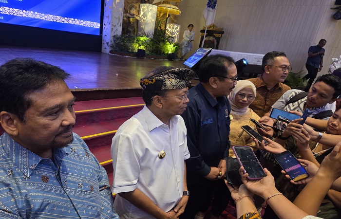 Gubernur Bali Wayan Koster (tengah) dan Cok Ace (kanan) disela acara Musda PHRI Provinsi Bali di Sanur, Denpasar, Rabu (3/12).