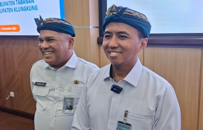 Direktur Visa dan Dokumen Perjalanan, Direktorat Jenderal Imigrasi, Eko Budianto (kanan) dan Parlindungan selaku Kakanwil Imigrasi Bali