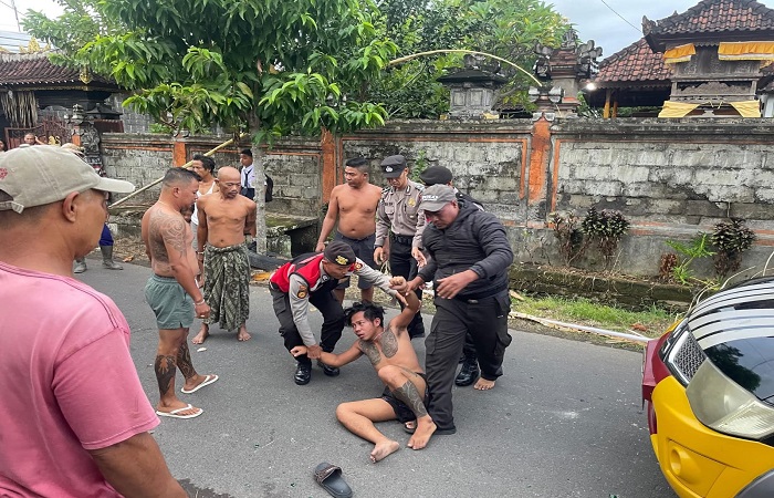 Polisi mengamankan pemuda mabuk bernama I Kadek Wiantara. Ia diketahui mabuk lalu merusak rumah pamannya di Klungkung.