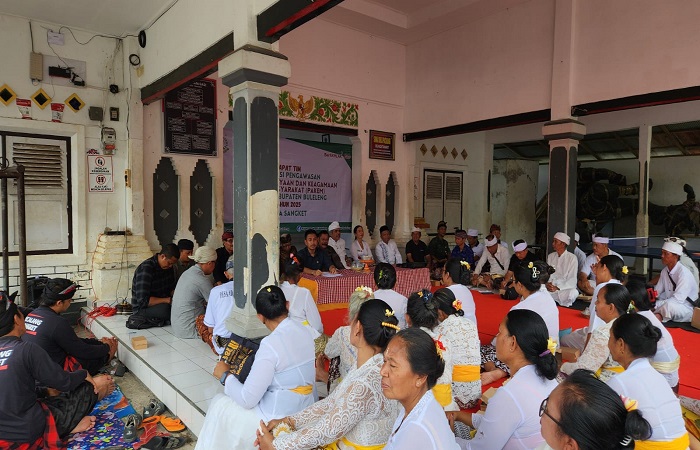 Rapat Tim PAKEM Buleleng belum lama ini. Mereka yang merupakan gabungan berbagai unsur, memantau aliran kepercayaan agar tidak menimbulkan huru-hara.