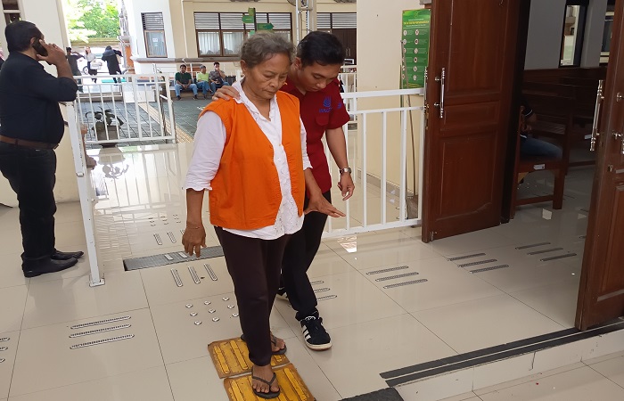 Ni Desak Putu Suarningsih lesu usai menjalani tuntutan di PN Denpasar, Selasa (2/12) lalu.
