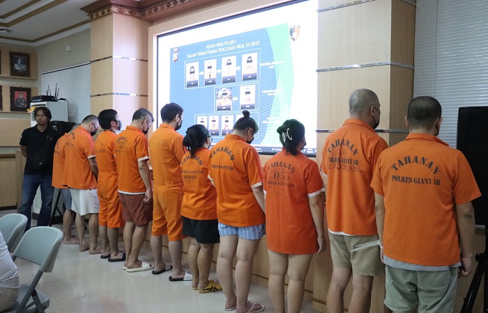 Pelaku kejahatan lintas negara dibekuk karena membobol kartu kredit milik wisatawan asing di Ubud. Salah satu korbannya ialah suami dari artis Korsel Joen Hye Bin.