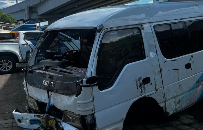 Kendaraan Isuzu DK 7728 GA ringsek karena terguling di di Jalan Raya Pelabuhan Benoa KM 12, Jumat (5/12) lalu.