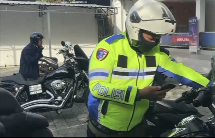 Seorang Rider Motor Harley Davidson kenakan Jaket Dinas Polantas. Videonya mencapar berbagai komentar.
