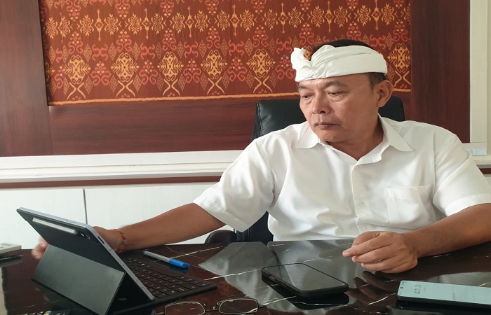 Kepala DPMPTSP Kabupaten Buleleng, Gede Ngurah Dharma Seputra memberikan keterangan terkait toko modern berjaringan.