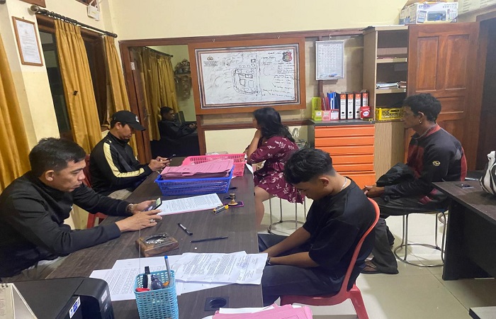 GAADY dan GVOP menjalani pemeriksaan di Mapolsek Seririt usai diamankan di Kabupaten Bangli. Mereka dilaporkan kabur dari rumah.