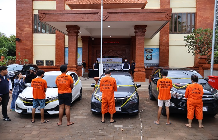 Sebanyak lima pelaku penggelapan mobil rental berhasil ditangkap Sat Reskrim Polres Kawasan Bandara, Senin (8/12) kemarin.