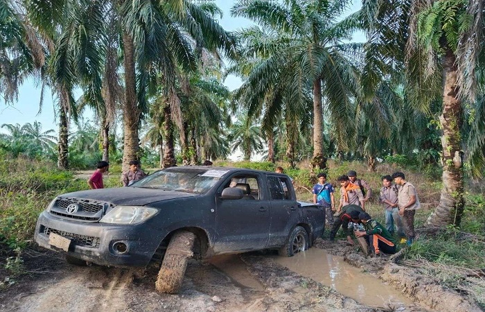 Tim relawan harus menempuh perjalanan penuh tantangan, melewati jalan berlumpur selama dua jam.