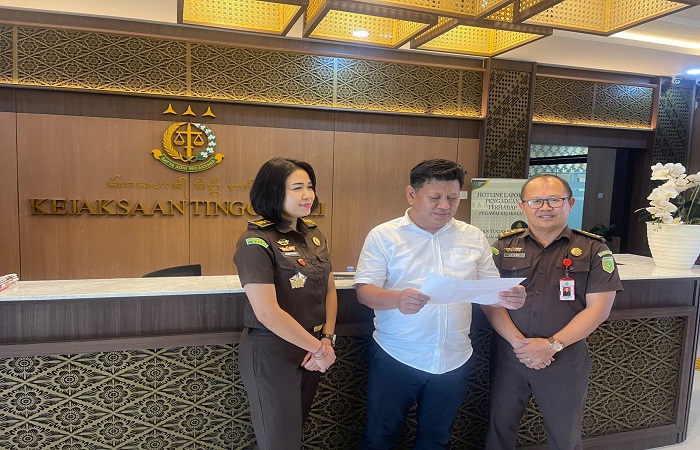 Plt Kasi Penkum Kejati Bali, Bebry (tengah) menyampaikan kinerja dalam penanganan kasus korupsi selama 2025.