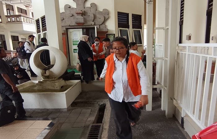 Para terdakwa didampingi penasihat hukumnya usai mendengarkan putusan majelis hakim PN Denpasar, Selasa (9/12) kemarin.