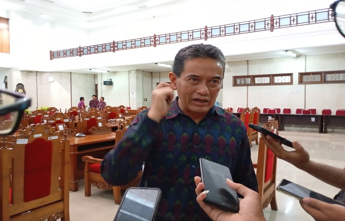 Wakil Bupati Buleleng, Gede Supriatna tegaskan tidak ada gaji pegawai Pemkab Buleleng yang dipotong, melainkan TPP-nya saja.
