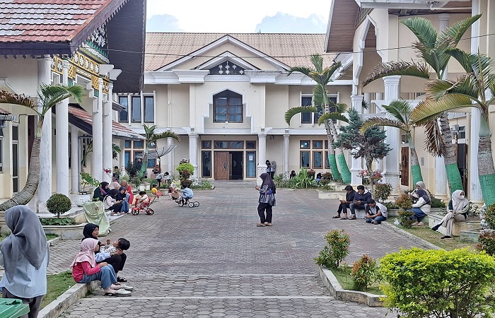 Suasana di depan Kantor Bupati Aceh Tengah saat mati lampu.