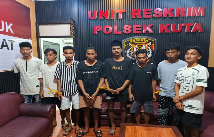 Polisi menangkap 8 pemuda karena melakukan penganiayaan dan pengeroyokan di Seminyak, Badung. Aksi pengeroyokan itu viral di medsos.