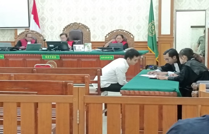 Terdakwa I Nyoman Aryo Winaya didampingi kuasa hukumnya saat menjalani sidang putusan di PN Denpasar. Dia divonis 7 tahun penjara karena jual narkoba.