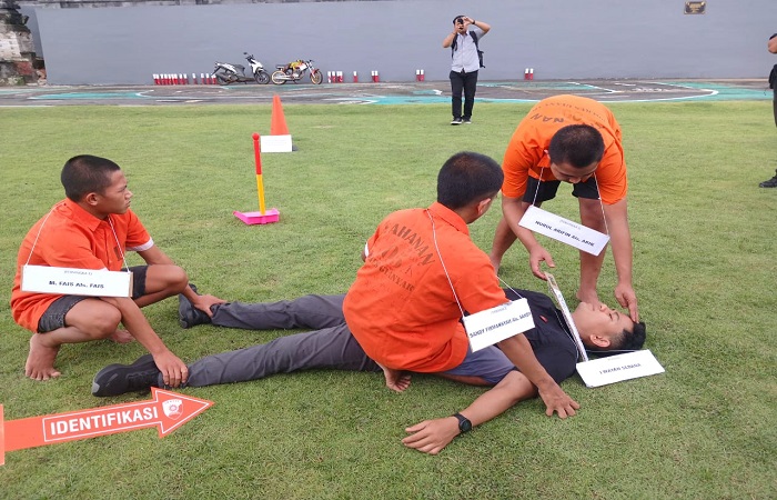 Tiga pelaku memeragakan adegan pembunuhan terhadap mandor proyek dalam rekonstruksi yang berlangsung di halaman Mapolres Gianyar, Selasa (10/12) kemarin.