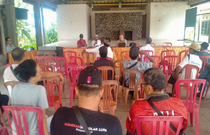 Suasana pertemuan masyarakat dan Forum Perbekel Terdampak  Tol Gilimanuk-Mengwi di Balai Pertemuan Desa Antosari, Selemadeg Barat, Tabanan, soal kelanjutan proyek Tol Gilimanuk-Mengwi.