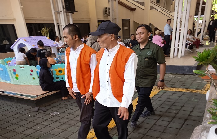 Terdakwa Rifqi Fauzi (kiri) usai menjalani sidang dakwaan di PN Denpasar, Kamis (11/12) kemarin.