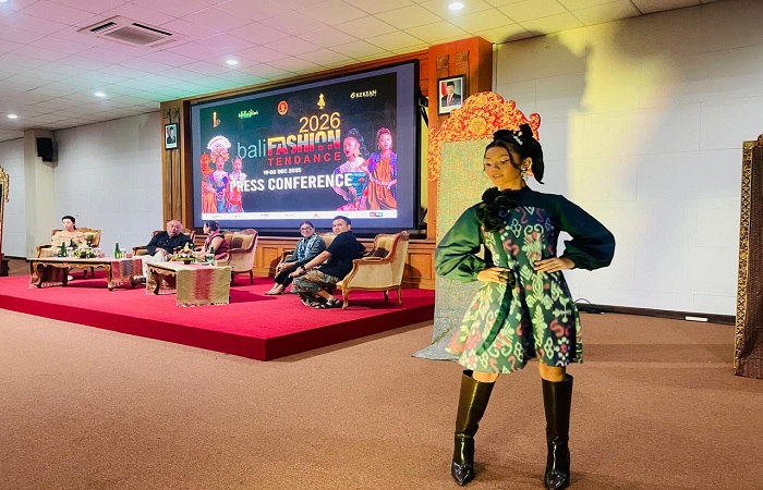 Bali Fashion Tendance 2026 kali ini mengambil tema Pradha Svargi, yang berarti masa keemasan dalam industri fesyen mendatang.