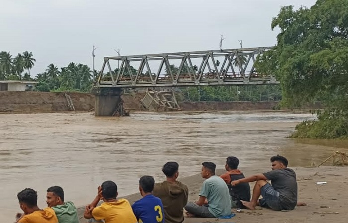 Masyarakat di kawasan Kuta Blang, Kabupaten Bireuen, Aceh saat menunggu menyeberang mengunakan bot.