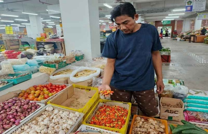 Salah seorang pedagang cabai mengaku harga ccabai kecil saat ini di Pasar Amlapura Timur mengalami kenaikan.