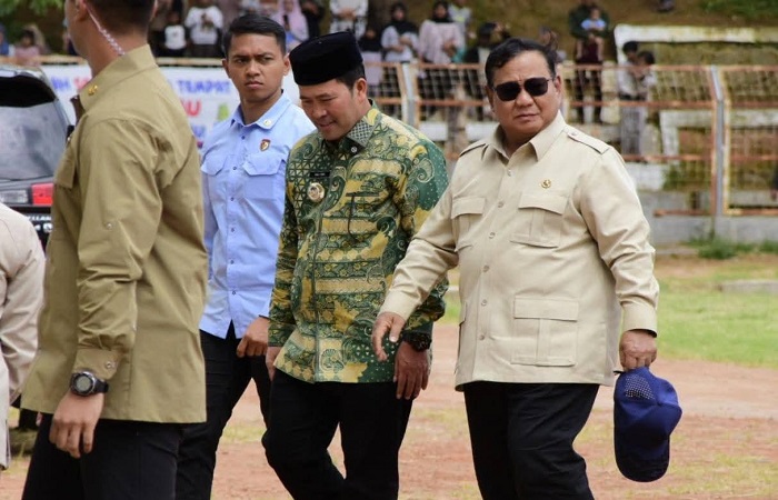 Presiden Prabowo Subianto saat kunjungi pengungsian Mendele di Masjid Al - Abrar Takengon Aceh Tengah.
