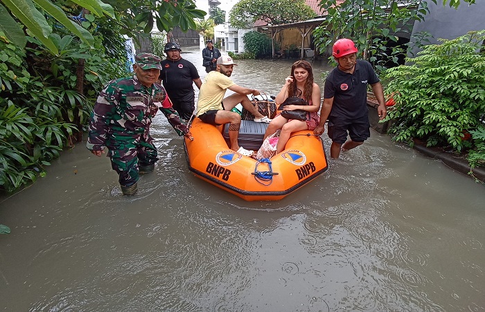 Tim gabungan evakuasi 7 KK di kawasan Jalan Buana Permai, Jalan Buana Permai, Kelurahan Padangsambian, Kecamatan Denpasar Barat.