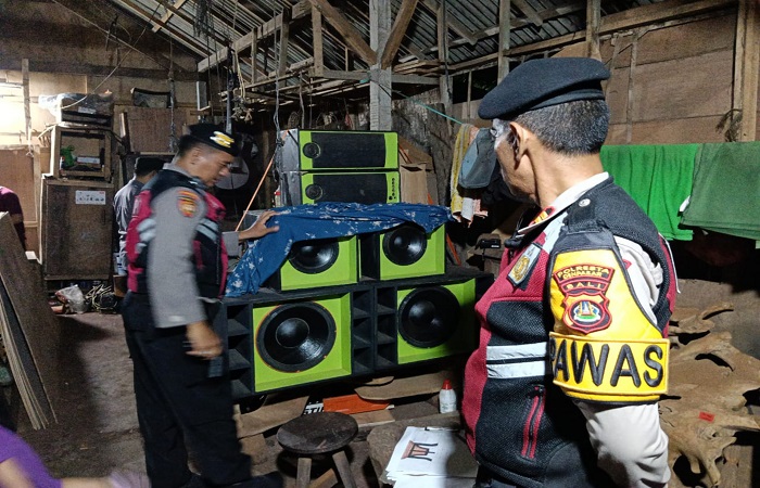 Polisi mendatangi gudang proyek mebel karena dentuman musik keras.