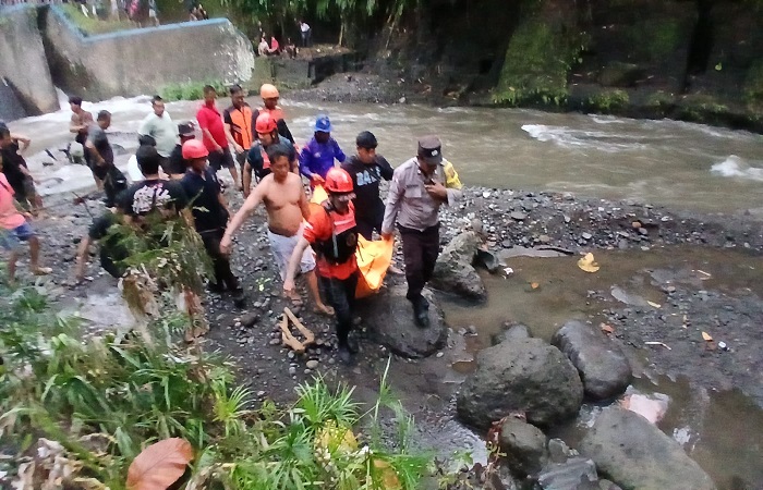 Seorang remaja asal Denpasar, Agus Adnyana, 14, ditemukan meninggal di aliran sungai Dam Banjar Tegal, Desa Dauh Cani, Kecamatan Abiansemal, Kabupaten Badung, Minggu (14/12) kemarin.