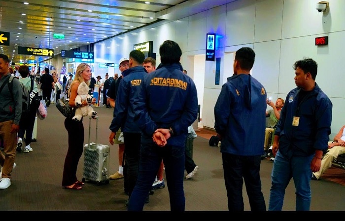 Tim Imigrasi mengawal para WNA hingga Terminal Keberangkatan I Gusti Ngurah Rai, salah satunya bintang filim panas asal Inggris, Bonnie Blue.